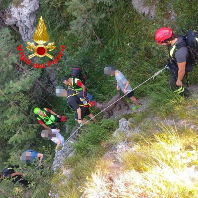 Famiglia esce dal sentiero 458 e si trova in una zona molto impervia, attimi di preoccupazione