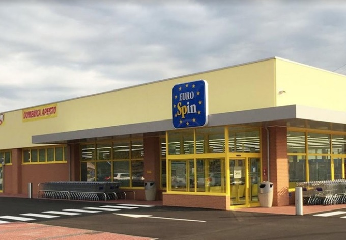 Beccato mentre tenta di rubare la spesa aggredisce la sicurezza con una birra