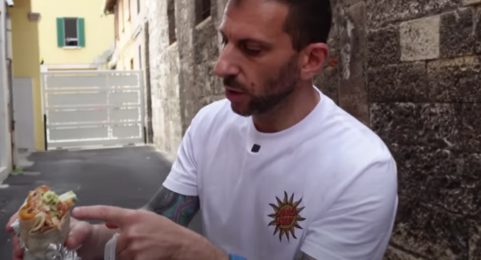 “Franchino er criminale” è arrivato a Brescia per recensire i migliori kebab