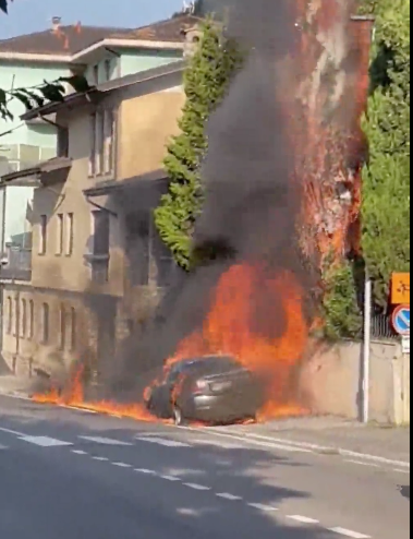 Auto a fuoco a Lumezzane, l’intervento dei Vigili del Fuoco