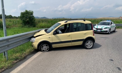 Ubriaco si schianta contro un guard rail a Rovato