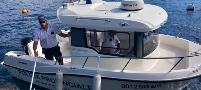 Imbarcazioni troppo veloci sul lago d’Idro, interviene la motovedetta della Polizia Provinciale