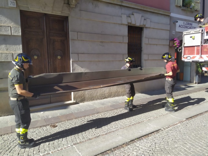 Scossalina pericolante sul tetto: intervengono i Vigili del Fuoco