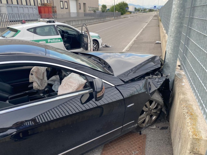 Gli tolgono la patente, si dà alla fuga e si schianta contro un muro