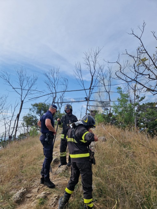 Si incendia un capanno di caccia sul Monte Orfano, rischio esplosione