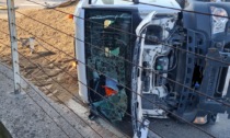 Moniga del Garda: camion finisce fuori strada e si ribalta