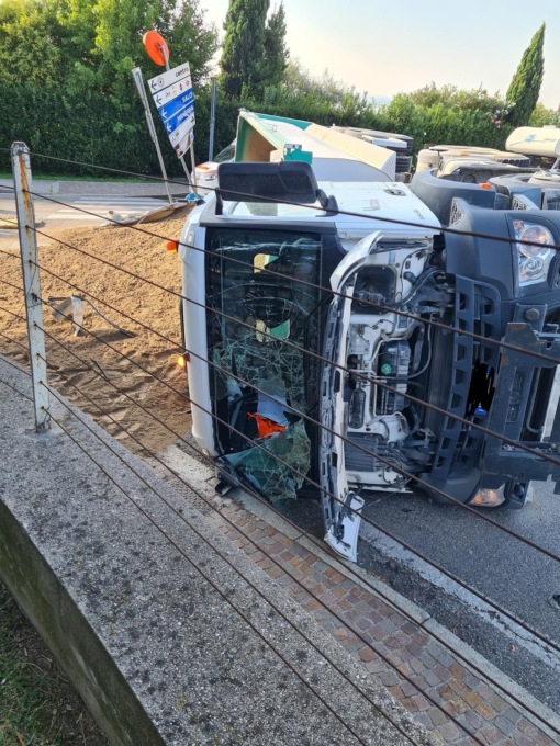 Moniga del Garda: camion finisce fuori strada e si ribalta