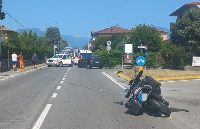 Schianto tra moto, auto e furgone: centauro in gravi condizioni al Civile