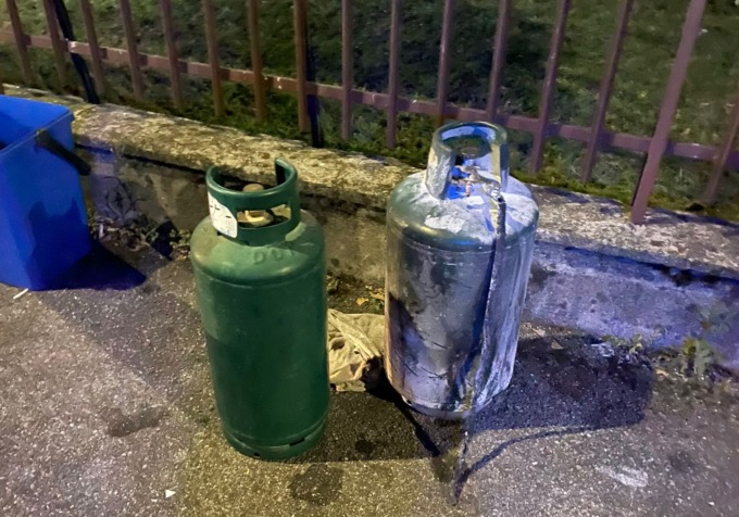 La bombola del gas prende fuoco, paura per una famiglia