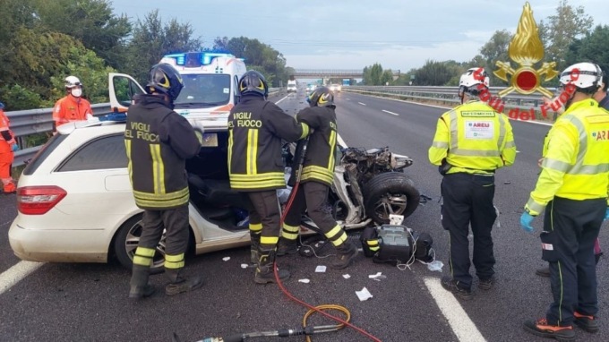 Grave incidente in A21: auto tampona un mezzo pesante