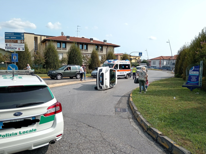 Auto si ribalta in prossimità della rotonda, paura a Capriolo
