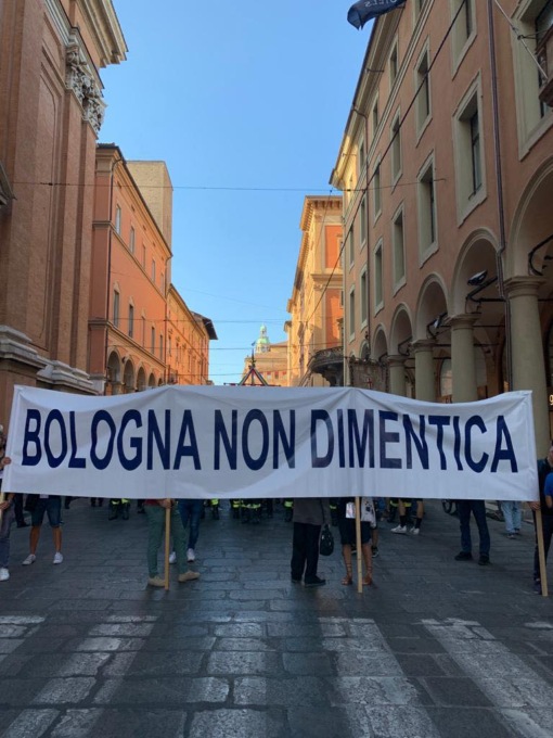 Bomba alla stazione di Bologna: anche il gonfalone di Brescia ha sfilato in corteo