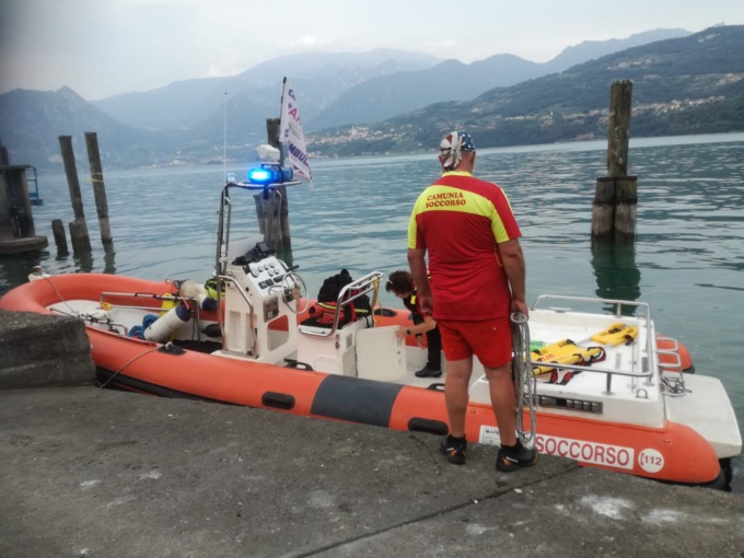 Muore nel lago sotto gli occhi dell’amico, addio al 33enne Abdul Manan