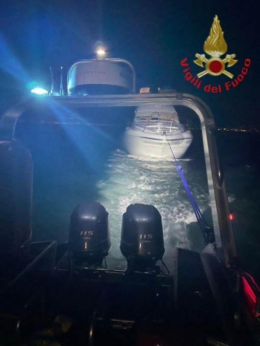 Motore della barca in avaria sul Garda, intervengono i Vigili del Fuoco
