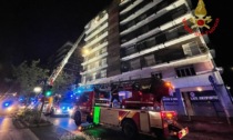 A fuoco appartamento in città, paura nella notte