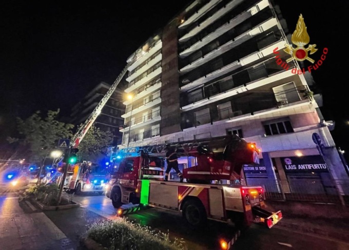 A fuoco appartamento in città, paura nella notte