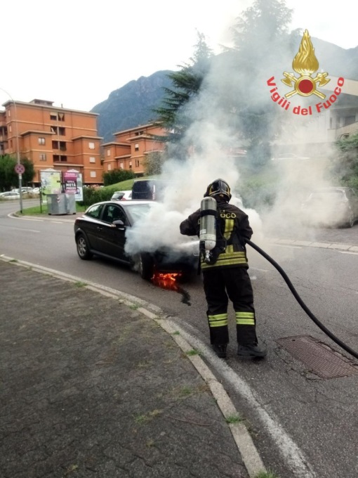 Auto a fuoco a Darfo Boario Terme
