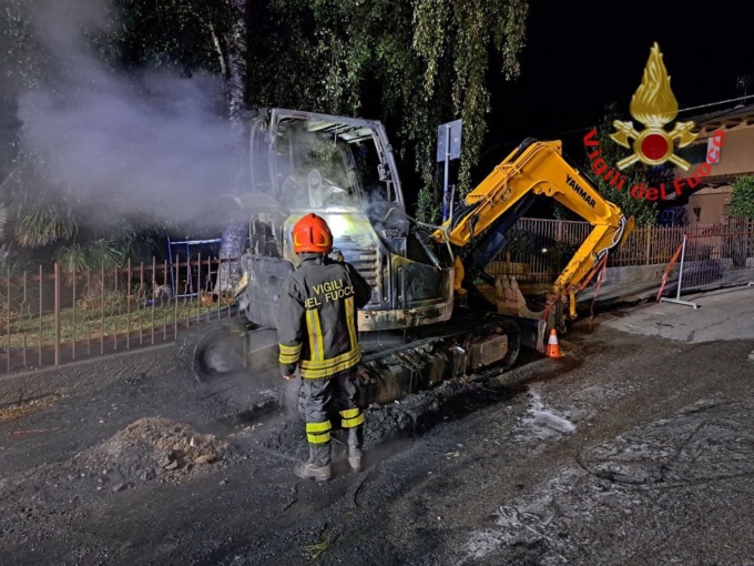 A fuoco un escavatore: paura nella prima mattinata di oggi