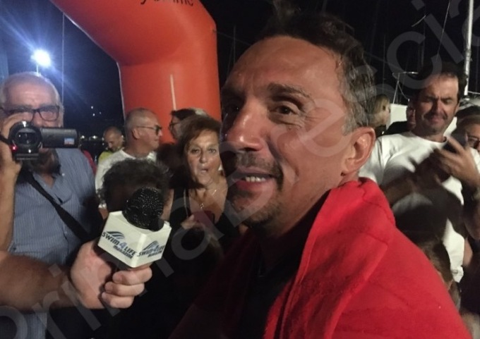 Swim the Garda: missione compiuta per Marco Fratini, giro del Garda a nuoto per beneficenza