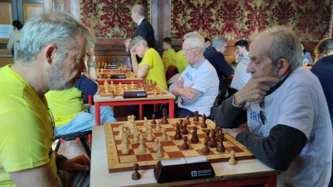 Scacchi: una gara simultanea sotto il portico di Palazzo della Loggia