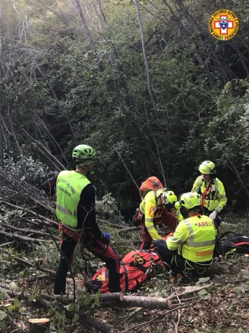 Ciclista si infortuna a circa 900 metri di quota: l’intervento del Cnsas