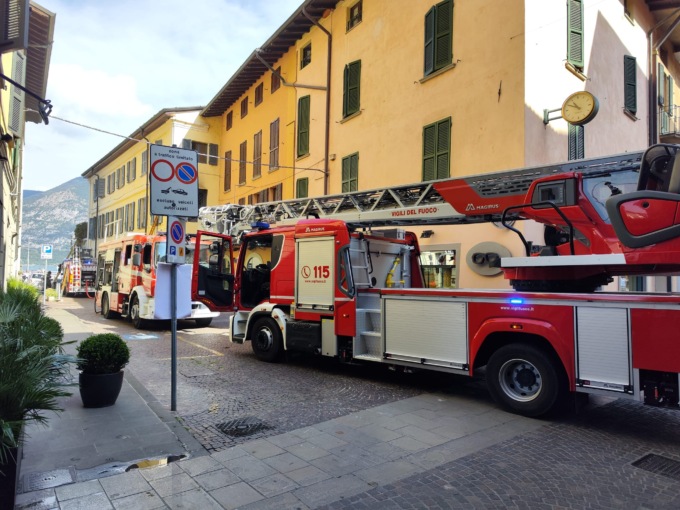 Fiamme nell’appartamento, coppia si salva scappando dalla finestra