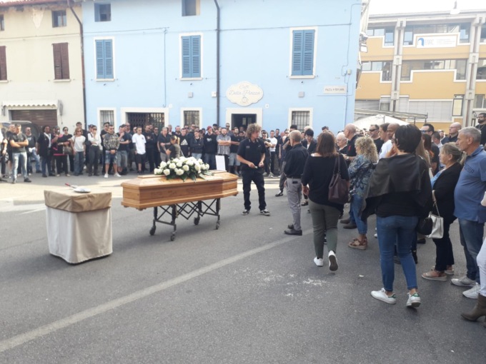 Addio al 27enne Mirko, il giorno dell’ultimo saluto