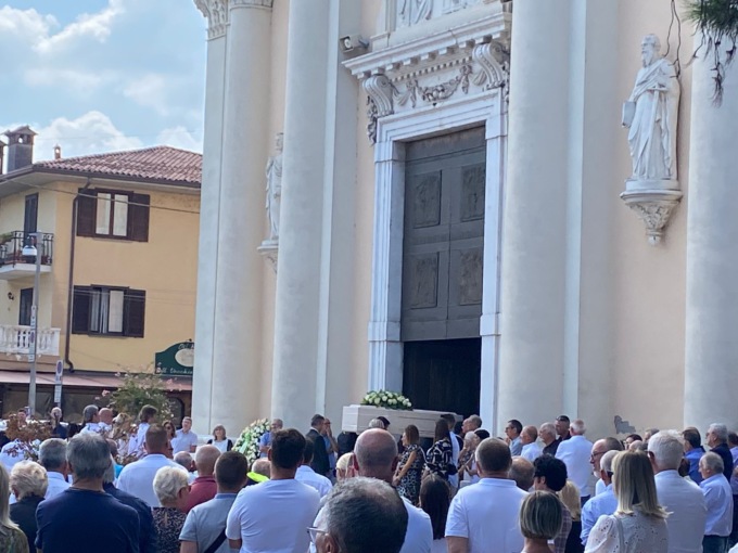 In centinaia per l’ultimo saluto a Federica Pagani