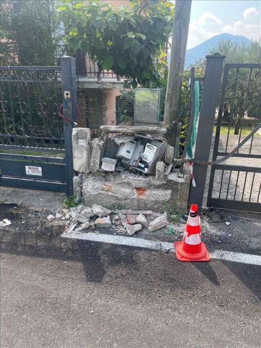 Percorre con l’autocarro una strada vietata e urta i contatori del gas: interviene la Polizia Locale