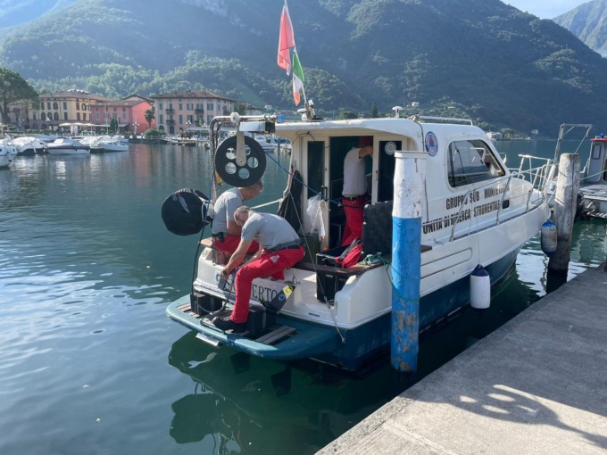 Giornata di ricerche sui fondali dell’Alto Sebino per la 20enne caduta venerdì dal motoscafo
