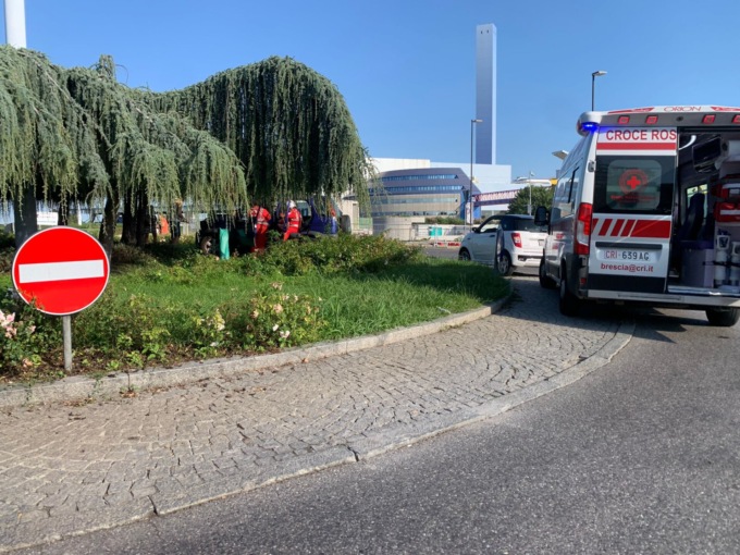 Anziana finisce fuori strada, paura a Brescia