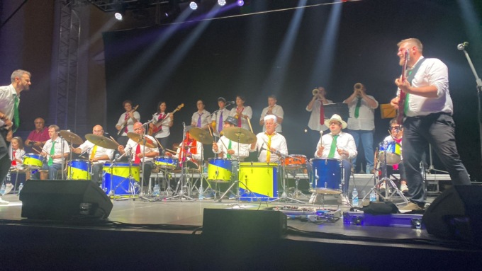 La “Si Può Fare Band” ha fatto ballare il Palio delle Quadre e lanciato un importante messaggio di inclusione