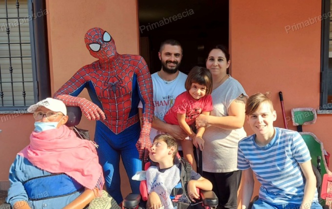 «Toc, toc: sono io, Spiderman!»: e così Lollo incontra il suo supereroe