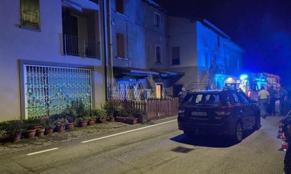 Cadono calcinacci dal soffitto della cucina, due famiglie fuori casa