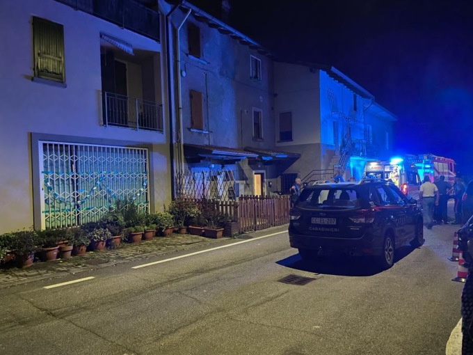 Cadono calcinacci dal soffitto della cucina, due famiglie fuori casa