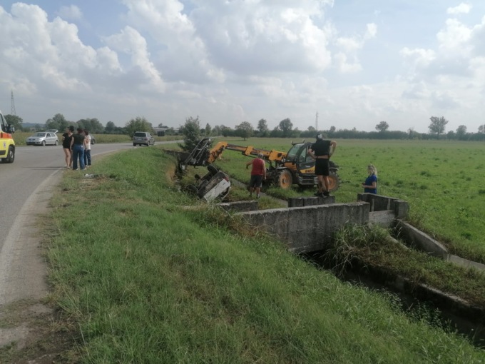 Auto si scontra con uno scooter e finisce nel fosso