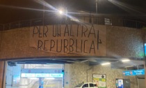"Per un’altra Repubblica”: scritte fasciste fuori dall'autosilo di Salò