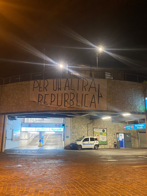 “Per un’altra Repubblica”: scritte fasciste fuori dall’autosilo di Salò