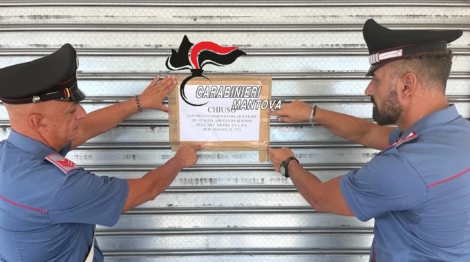 I Carabinieri sospendono per tre giorni la licenza del bar per i troppi disordini tra i clienti