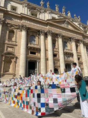 Manerbio: Papa Francesco ha benedetto il manto della Madonna che andrà in processione per la «Seconda di Ottobre»