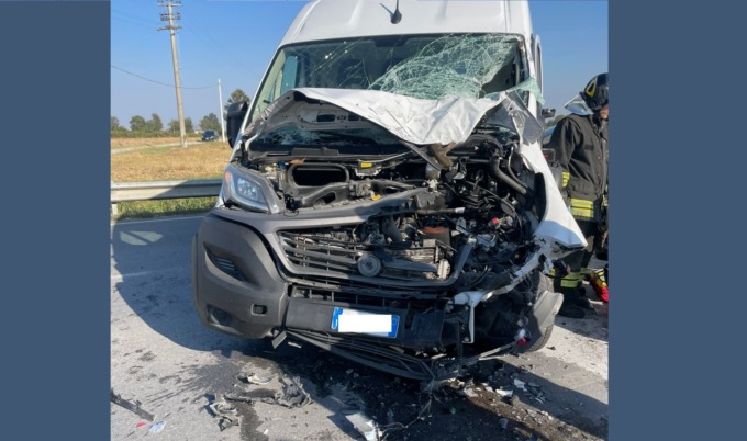 Schianto tra moto  e  furgone, muore 30enne