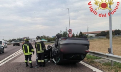 Sinistro in A4: un'auto si ribalta su se stessa