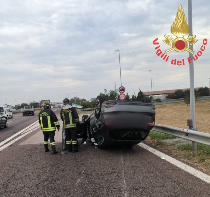 Sinistro in A4: un’auto si ribalta su se stessa