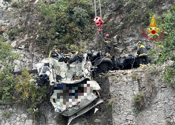 Camion precipitato e conducente morto a Marone: l’intervento dei Vigili del Fuoco