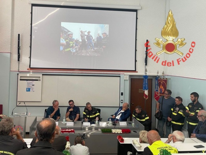 Torri Gemelle, l’allora comandante dei Vigili del Fuoco di New York in visita alla sede centrale del Corpo a Brescia