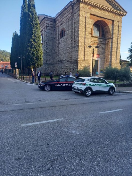 Getta oggetti dalla finestra e minaccia di fare una strage