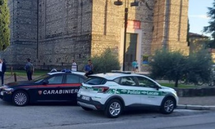 Getta oggetti dalla finestra e minaccia di fare una strage