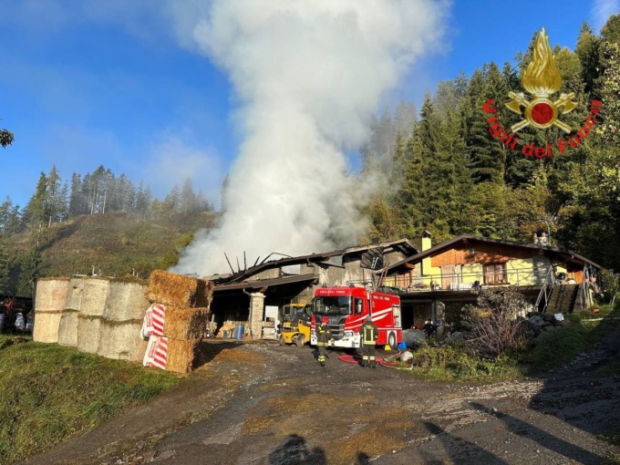 A fuoco un’azienda agricola, crolla il muro e ferisce un vigile del fuoco