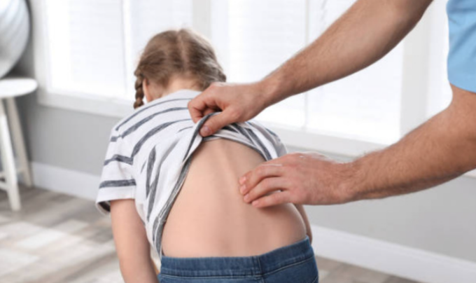 Scoliosi in età evolutiva: gli specialisti MedicalPlan invitano al controllo precoce