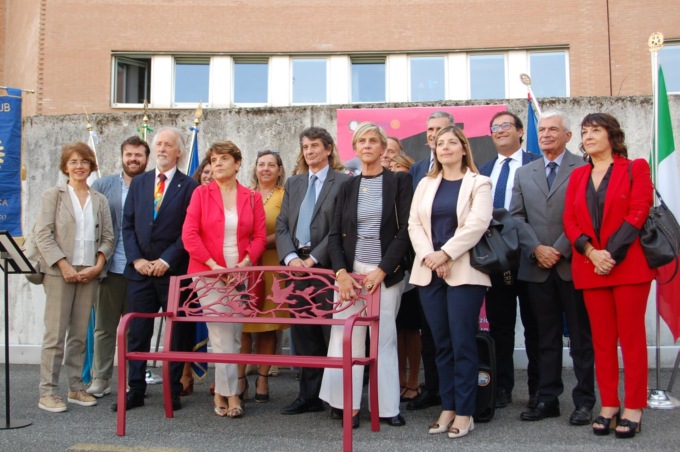 Inaugurata una panchina rossa fuori dal Tribunale di Brescia
